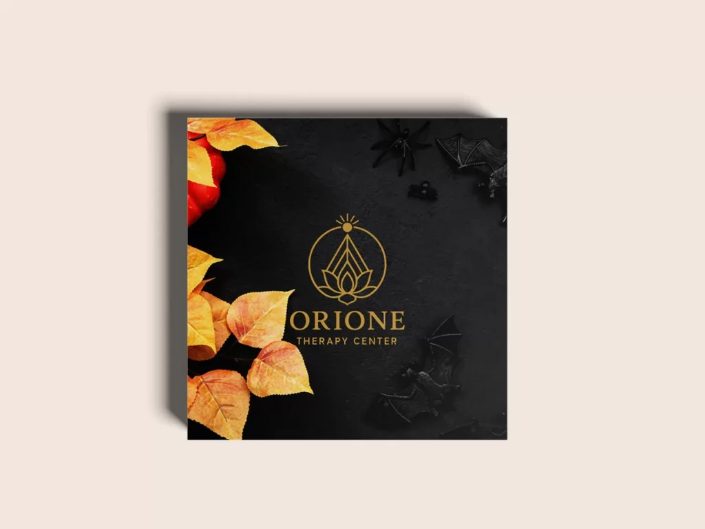 Boîte mystère Orione fermée, couvercle noir à logo doré, feuillage d'automne