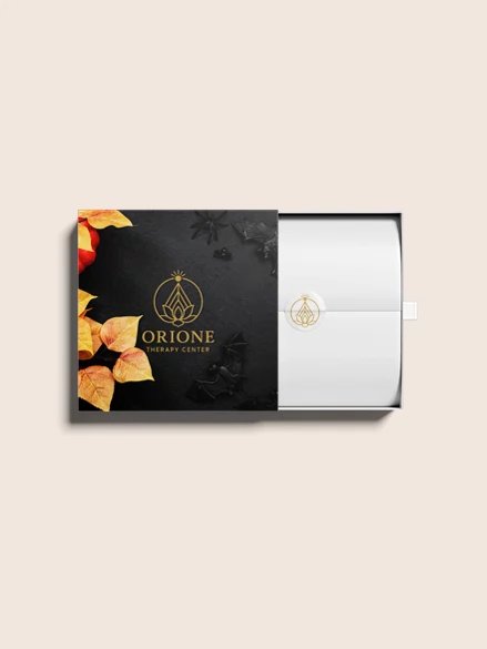 Boîte mystère Orione ouverte, papier de soie blanc et sceau doré au lotus